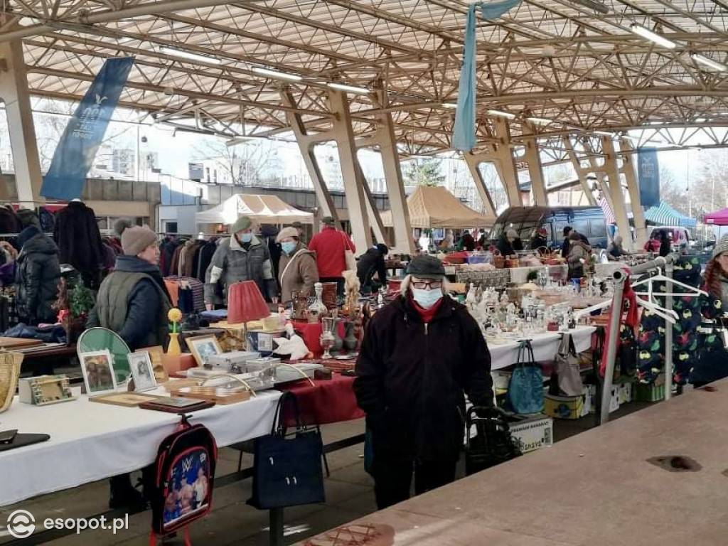 Sopocki Rynek: przygotowania przed Świątecznym Pchlim Targiem