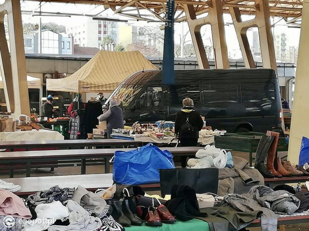 Sopocki Rynek: przygotowania przed Świątecznym Pchlim Targiem