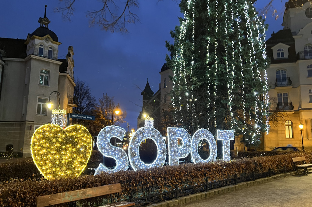 Sopot szykuje się do świąt! Rozbłysła choinka i zimowe dekoracje w kurorcie [FOTO]