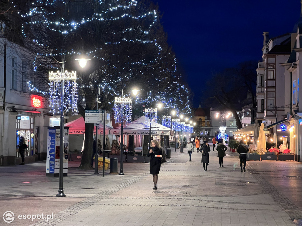 Sopot szykuje się do świąt! Rozbłysła choinka i zimowe dekoracje w kurorcie [FOTO]