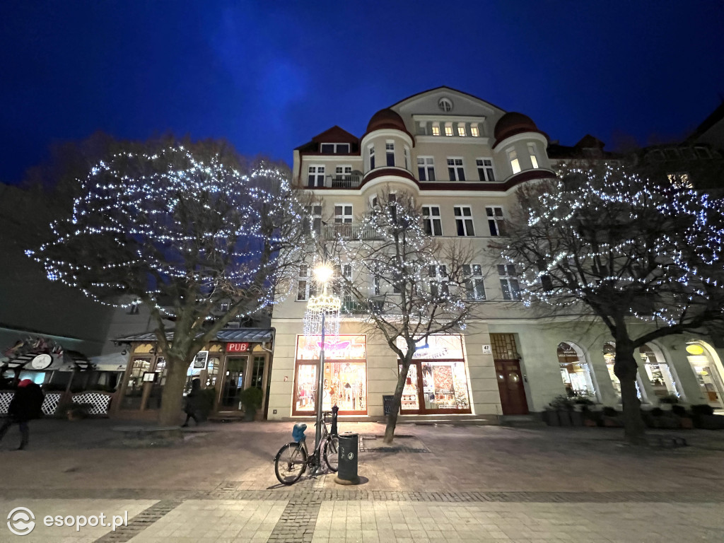 Sopot szykuje się do świąt! Rozbłysła choinka i zimowe dekoracje w kurorcie [FOTO]