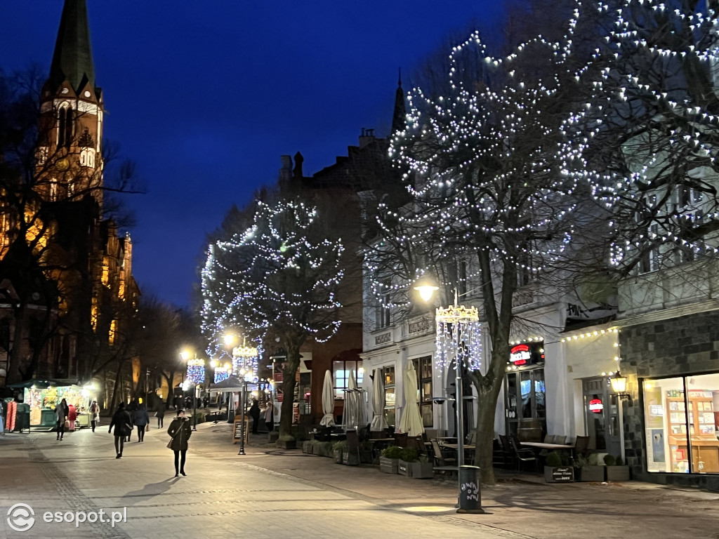 Sopot szykuje się do świąt! Rozbłysła choinka i zimowe dekoracje w kurorcie [FOTO]