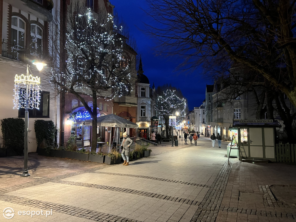 Sopot szykuje się do świąt! Rozbłysła choinka i zimowe dekoracje w kurorcie [FOTO]