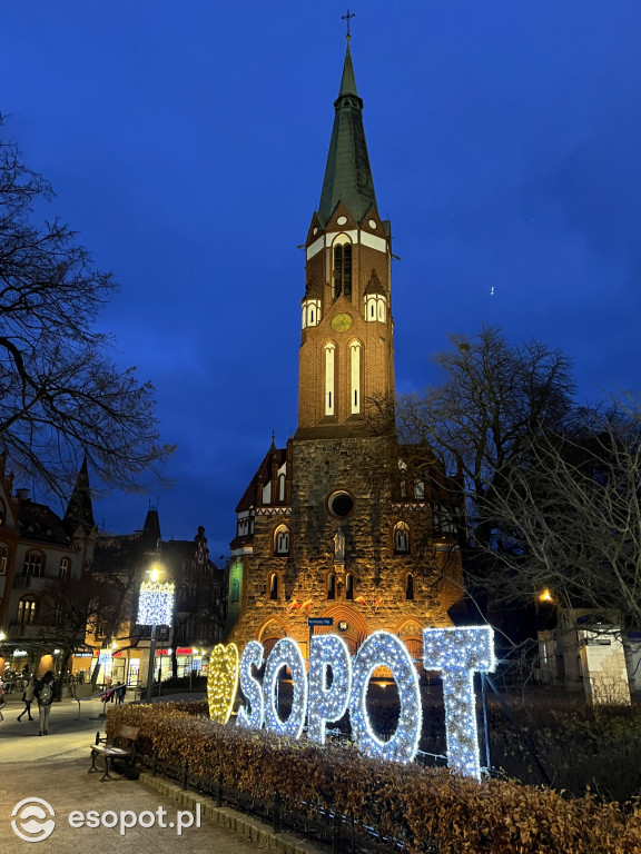 Sopot szykuje się do świąt! Rozbłysła choinka i zimowe dekoracje w kurorcie [FOTO]
