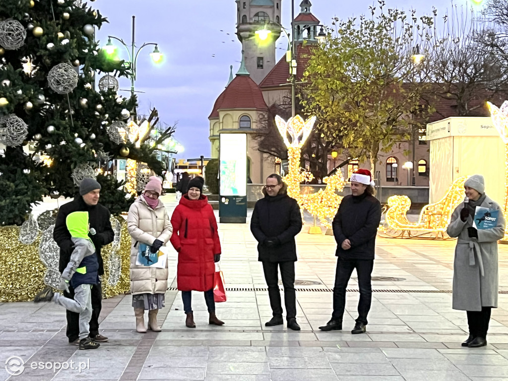 Sopot szykuje się do świąt! Rozbłysła choinka i zimowe dekoracje w kurorcie [FOTO]