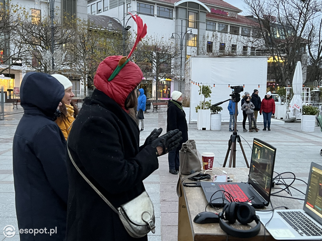 Sopot szykuje się do świąt! Rozbłysła choinka i zimowe dekoracje w kurorcie [FOTO]