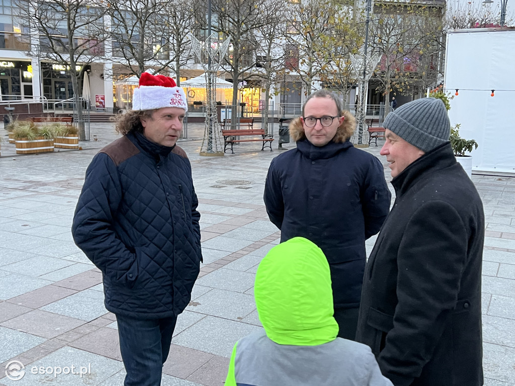 Sopot szykuje się do świąt! Rozbłysła choinka i zimowe dekoracje w kurorcie [FOTO]