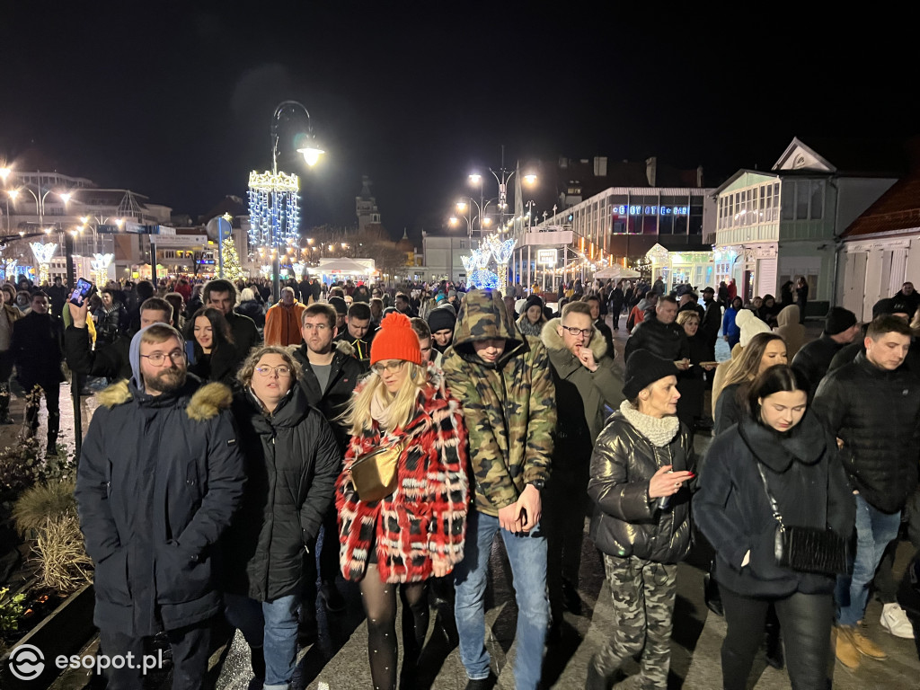Noc Sylwestrowa w Sopocie! Tłumy, zabawa i rozświetlone niebo [FOTO]