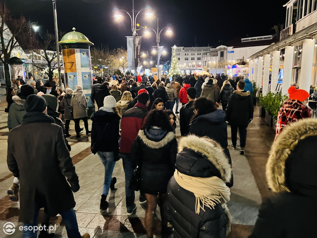 Noc Sylwestrowa w Sopocie! Tłumy, zabawa i rozświetlone niebo [FOTO]