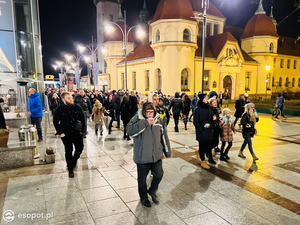 Noc Sylwestrowa w Sopocie! Tłumy, zabawa i rozświetlone niebo [FOTO]