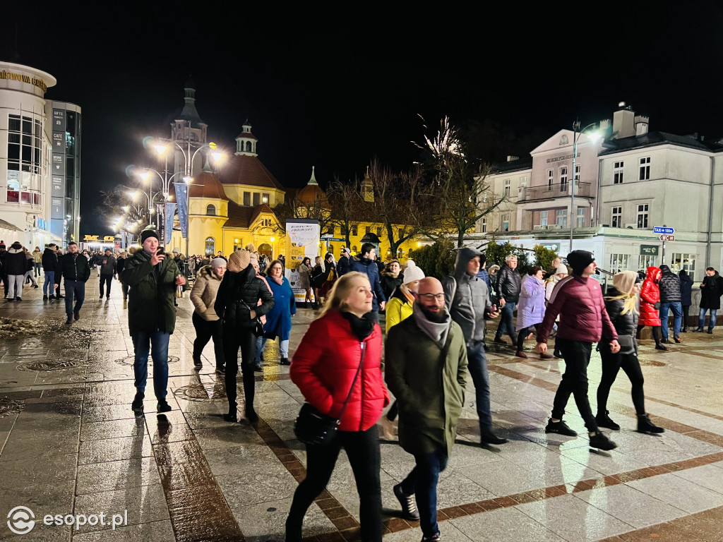 Noc Sylwestrowa w Sopocie! Tłumy, zabawa i rozświetlone niebo [FOTO]