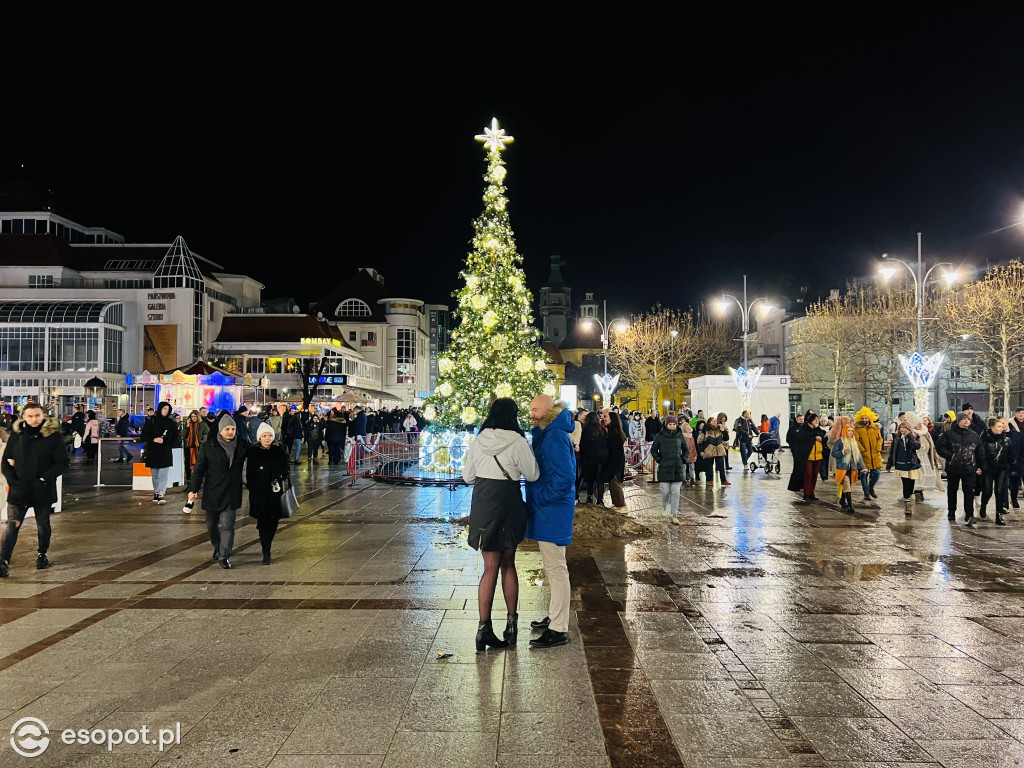 Noc Sylwestrowa w Sopocie! Tłumy, zabawa i rozświetlone niebo [FOTO]