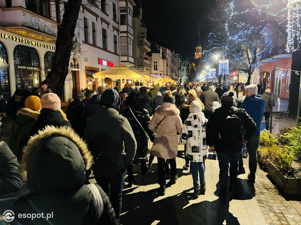 Noc Sylwestrowa w Sopocie! Tłumy, zabawa i rozświetlone niebo [FOTO]