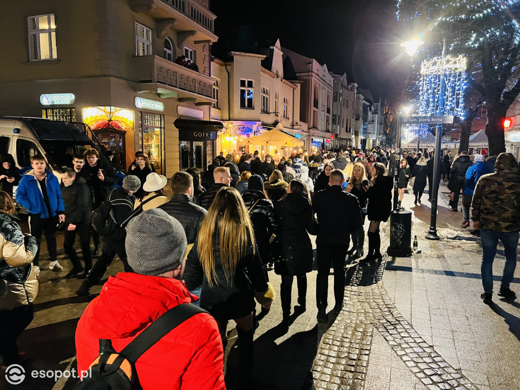 Noc Sylwestrowa w Sopocie! Tłumy, zabawa i rozświetlone niebo [FOTO]