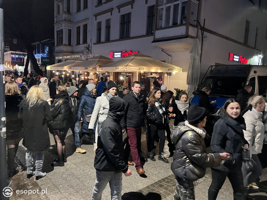 Noc Sylwestrowa w Sopocie! Tłumy, zabawa i rozświetlone niebo [FOTO]