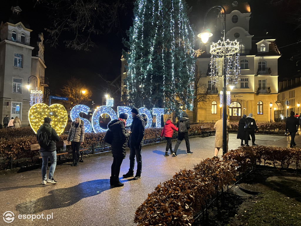 Noc Sylwestrowa w Sopocie! Tłumy, zabawa i rozświetlone niebo [FOTO]