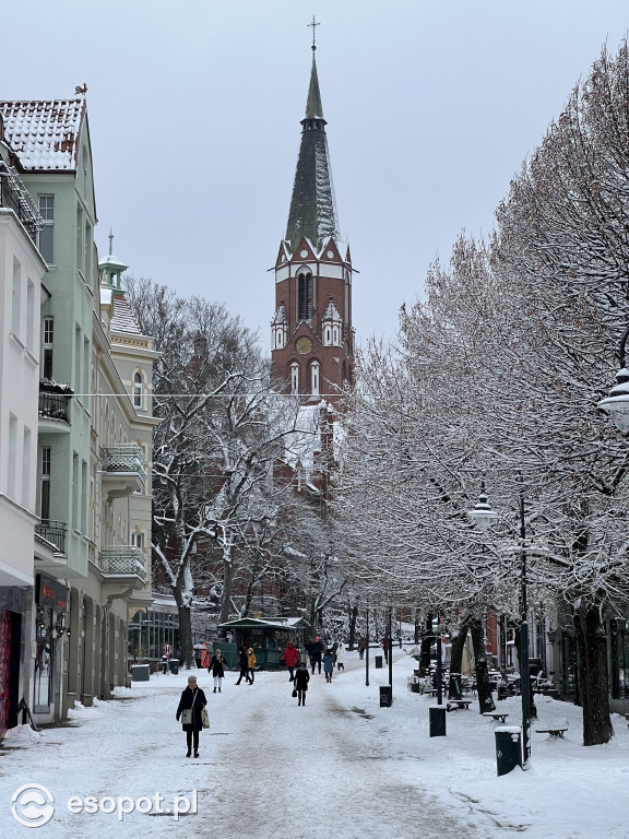 Cztery pory roku w Sopocie: miasto zachwyca w deszczu i śniegu