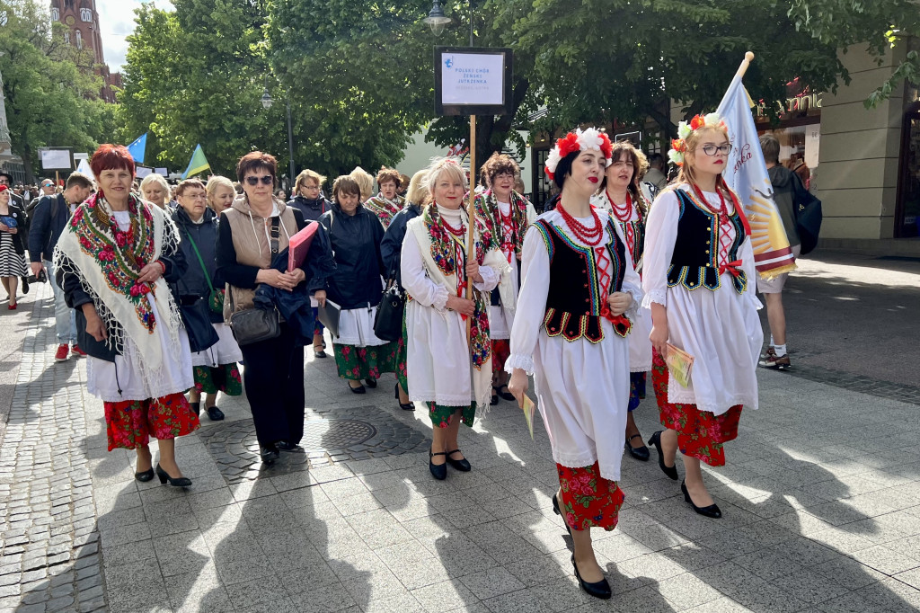 Parada chórów wróciła do Sopotu! Rozśpiewany, kolorowy orszak na Monciaku [FOTO]