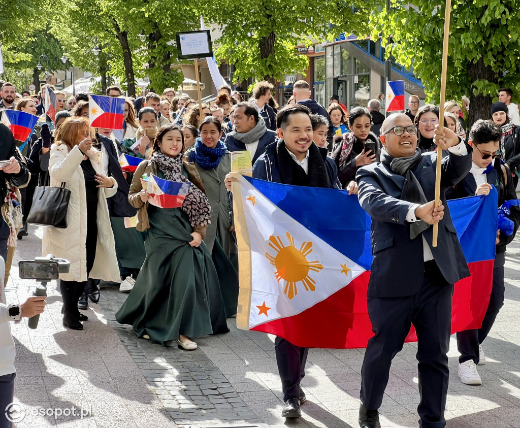 Parada chórów wróciła do Sopotu! Rozśpiewany, kolorowy orszak na Monciaku [FOTO]