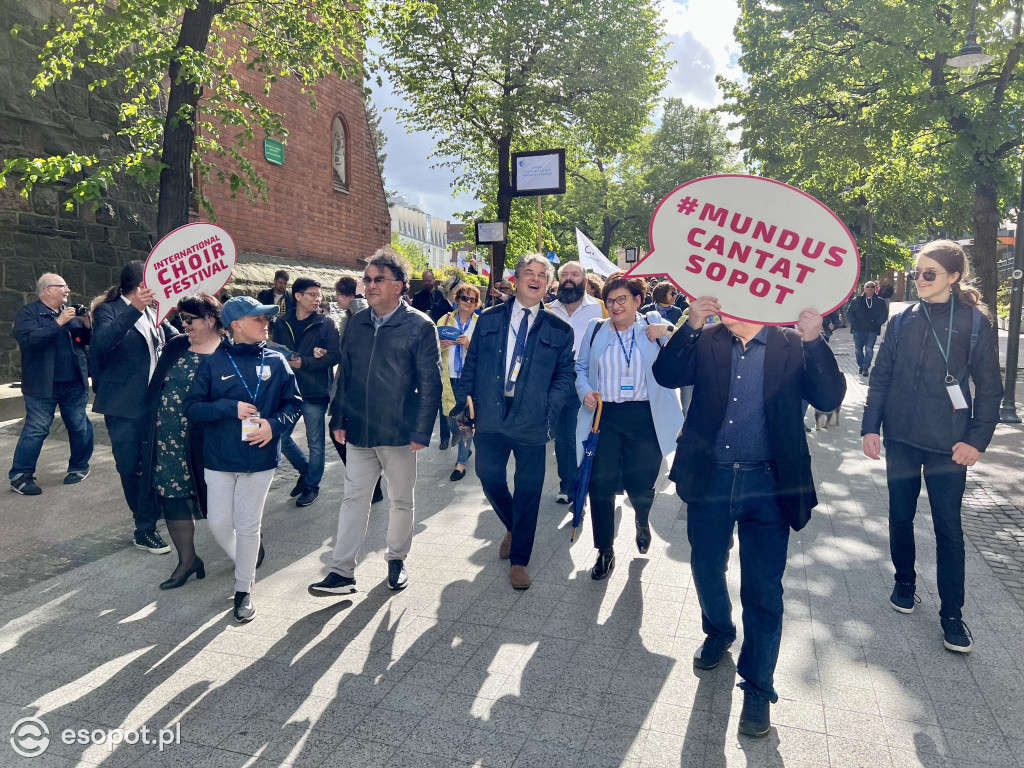 Parada chórów wróciła do Sopotu! Rozśpiewany, kolorowy orszak na Monciaku [FOTO]