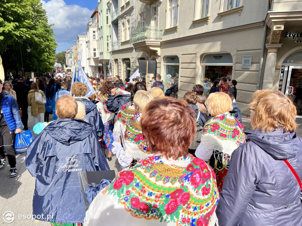 Parada chórów wróciła do Sopotu! Rozśpiewany, kolorowy orszak na Monciaku [FOTO]