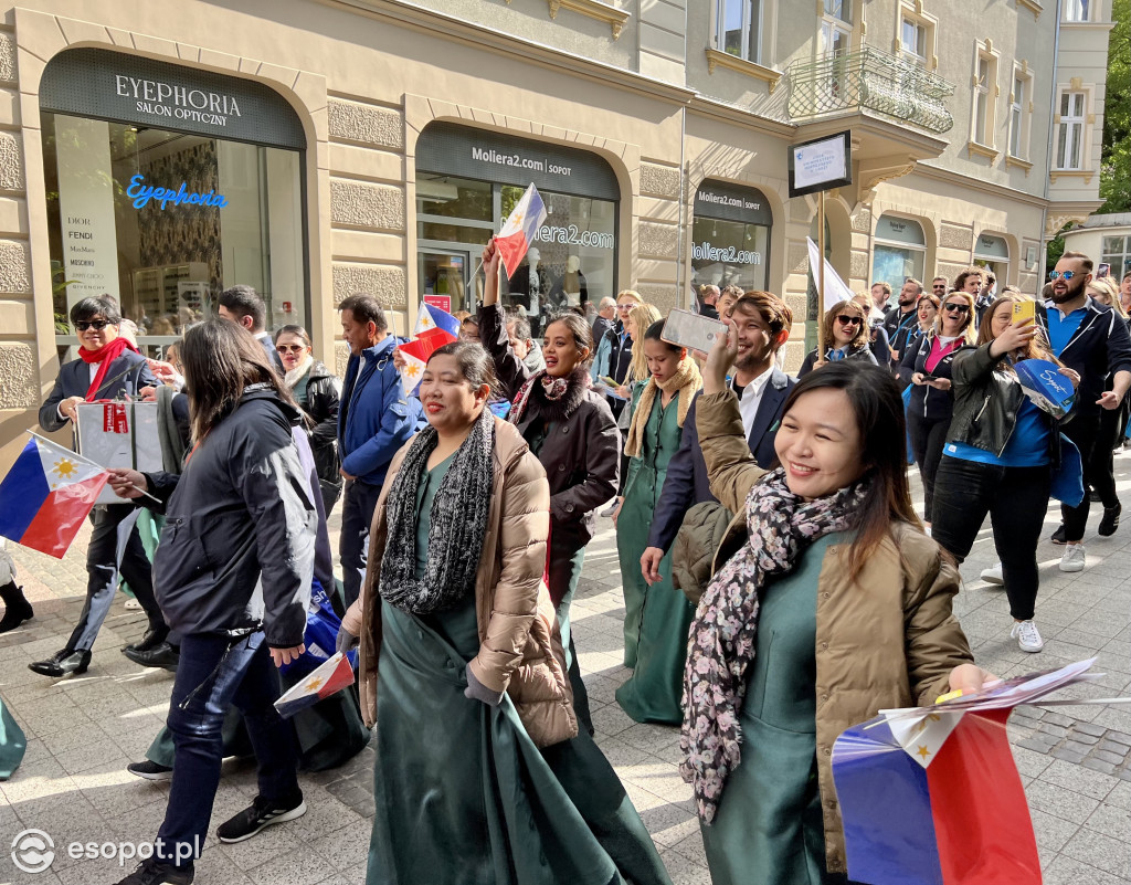 Parada chórów wróciła do Sopotu! Rozśpiewany, kolorowy orszak na Monciaku [FOTO]