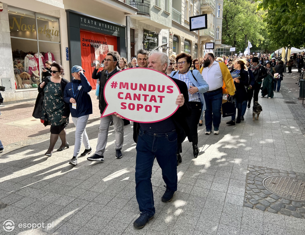 Parada chórów wróciła do Sopotu! Rozśpiewany, kolorowy orszak na Monciaku [FOTO]