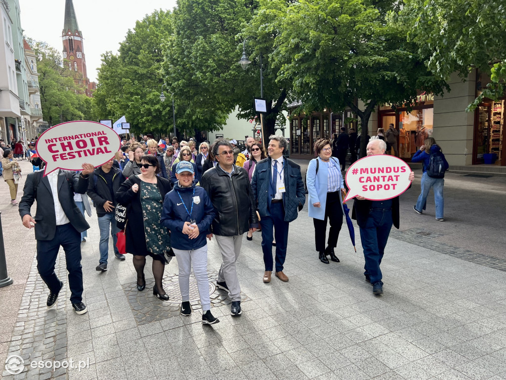 Parada chórów wróciła do Sopotu! Rozśpiewany, kolorowy orszak na Monciaku [FOTO]