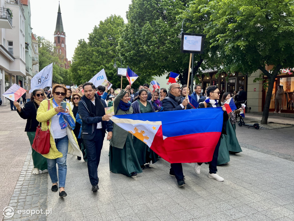 Parada chórów wróciła do Sopotu! Rozśpiewany, kolorowy orszak na Monciaku [FOTO]