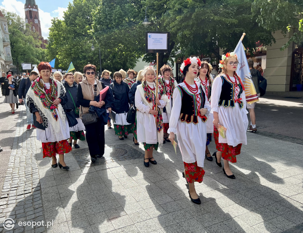 Parada chórów wróciła do Sopotu! Rozśpiewany, kolorowy orszak na Monciaku [FOTO]
