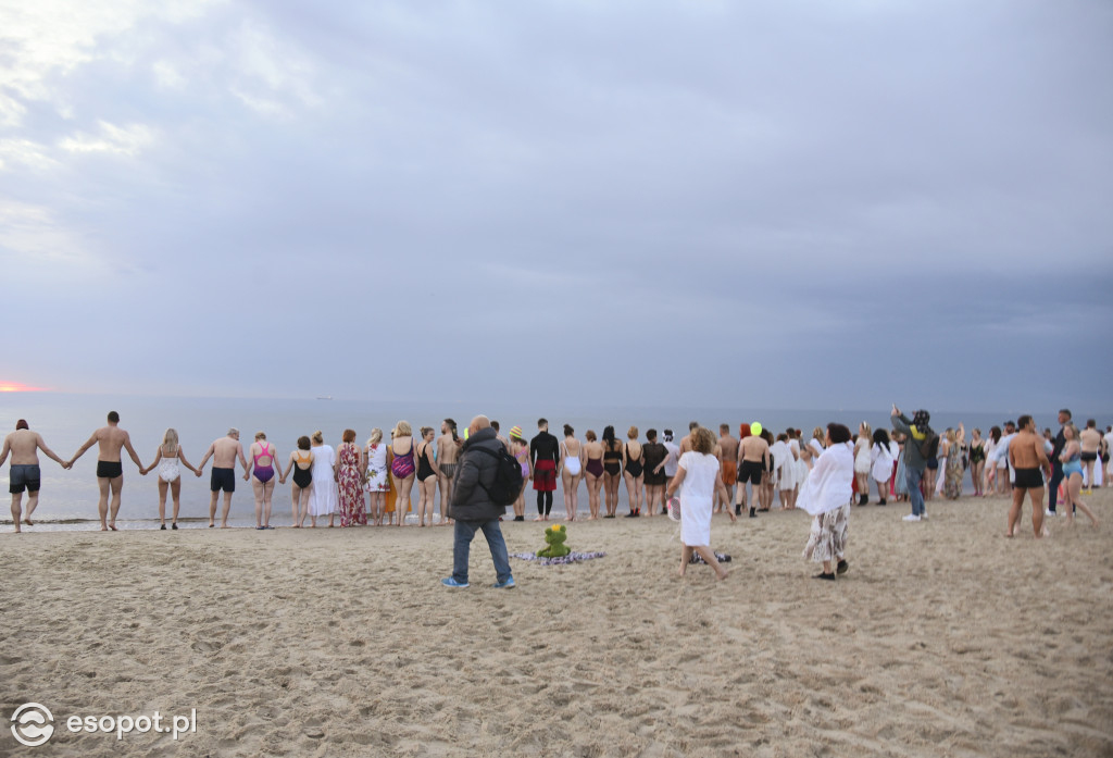 Sopot: Tysiąc Aniołów weszło do morza o wschodzie słońca! Zebrano 49 tys. zł [FOTO/WIDEO]