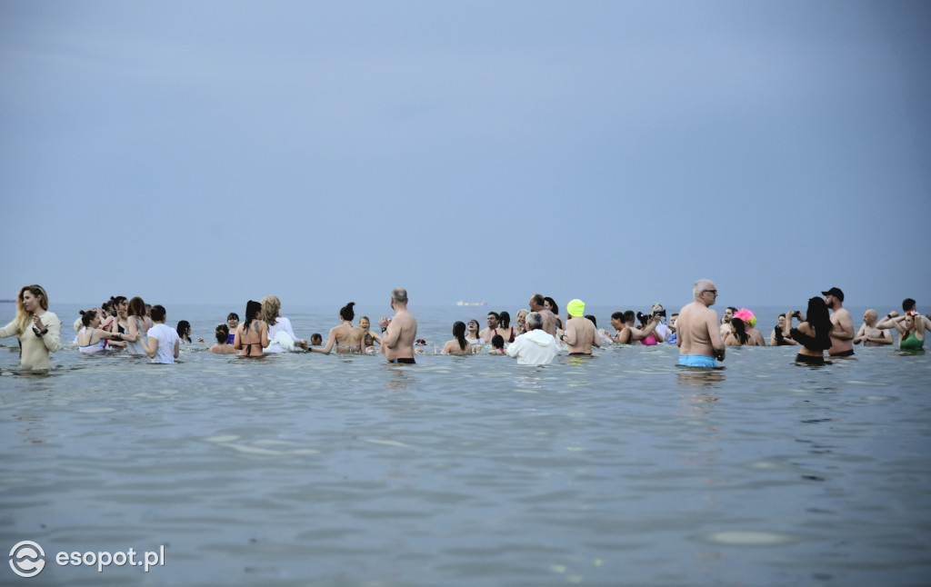 Sopot: Tysiąc Aniołów weszło do morza o wschodzie słońca! Zebrano 49 tys. zł [FOTO/WIDEO]