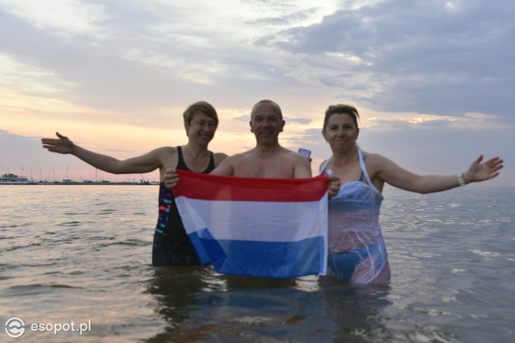 Sopot: Tysiąc Aniołów weszło do morza o wschodzie słońca! Zebrano 49 tys. zł [FOTO/WIDEO]