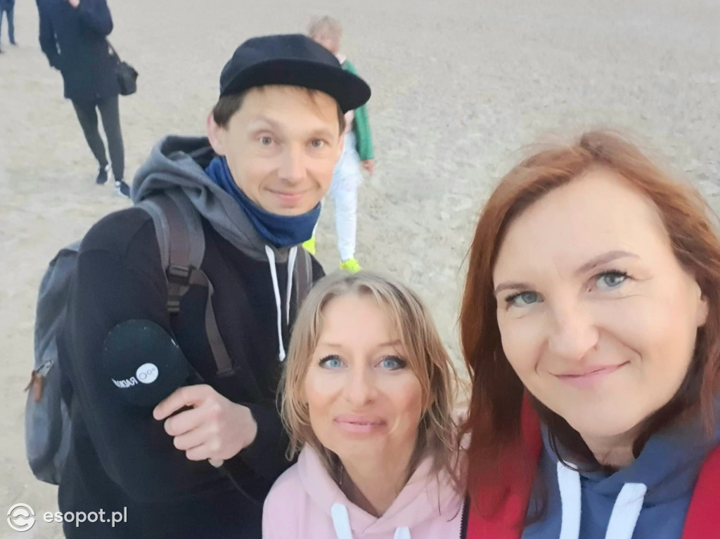 Sopot: Tysiąc Aniołów weszło do morza o wschodzie słońca! Zebrano 49 tys. zł [FOTO/WIDEO]