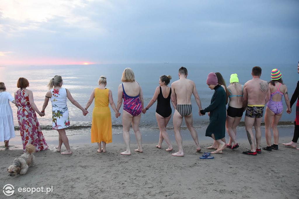 Sopot: Tysiąc Aniołów weszło do morza o wschodzie słońca! Zebrano 49 tys. zł [FOTO/WIDEO]