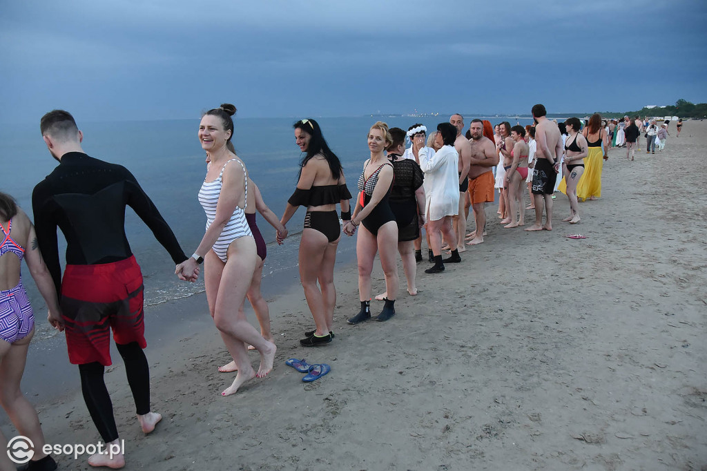 Sopot: Tysiąc Aniołów weszło do morza o wschodzie słońca! Zebrano 49 tys. zł [FOTO/WIDEO]