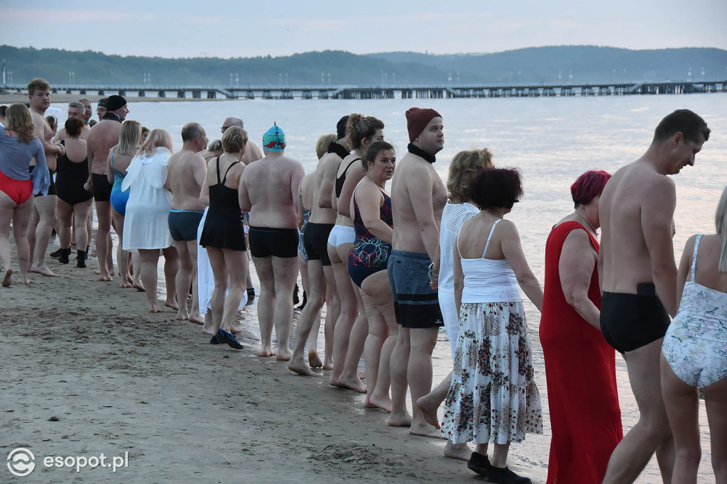Sopot: Tysiąc Aniołów weszło do morza o wschodzie słońca! Zebrano 49 tys. zł [FOTO/WIDEO]