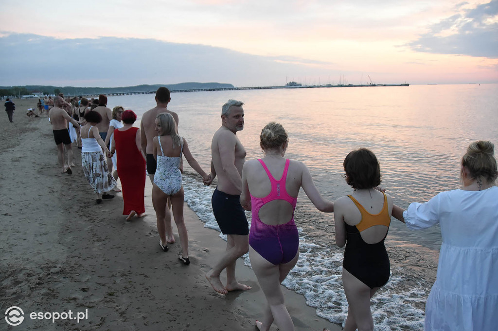Sopot: Tysiąc Aniołów weszło do morza o wschodzie słońca! Zebrano 49 tys. zł [FOTO/WIDEO]