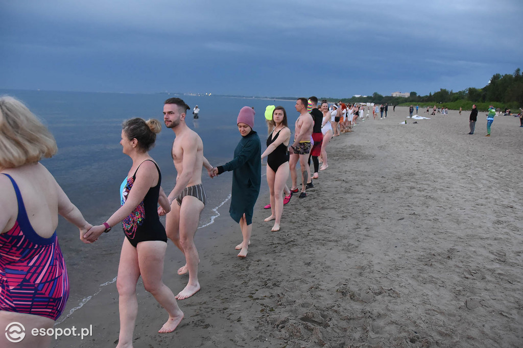 Sopot: Tysiąc Aniołów weszło do morza o wschodzie słońca! Zebrano 49 tys. zł [FOTO/WIDEO]