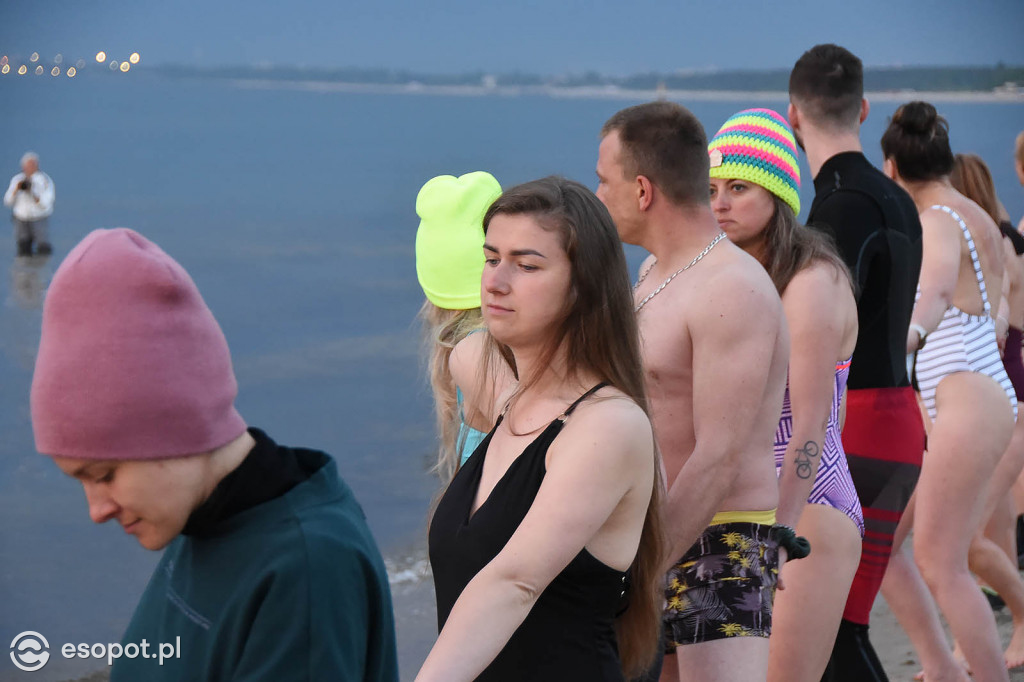 Sopot: Tysiąc Aniołów weszło do morza o wschodzie słońca! Zebrano 49 tys. zł [FOTO/WIDEO]