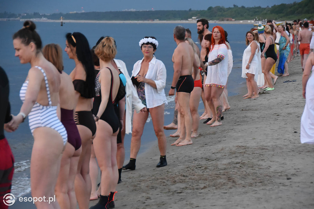 Sopot: Tysiąc Aniołów weszło do morza o wschodzie słońca! Zebrano 49 tys. zł [FOTO/WIDEO]