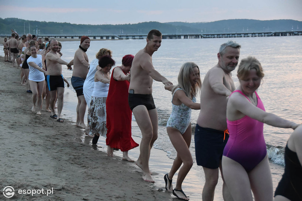 Sopot: Tysiąc Aniołów weszło do morza o wschodzie słońca! Zebrano 49 tys. zł [FOTO/WIDEO]