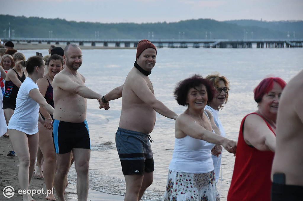 Sopot: Tysiąc Aniołów weszło do morza o wschodzie słońca! Zebrano 49 tys. zł [FOTO/WIDEO]