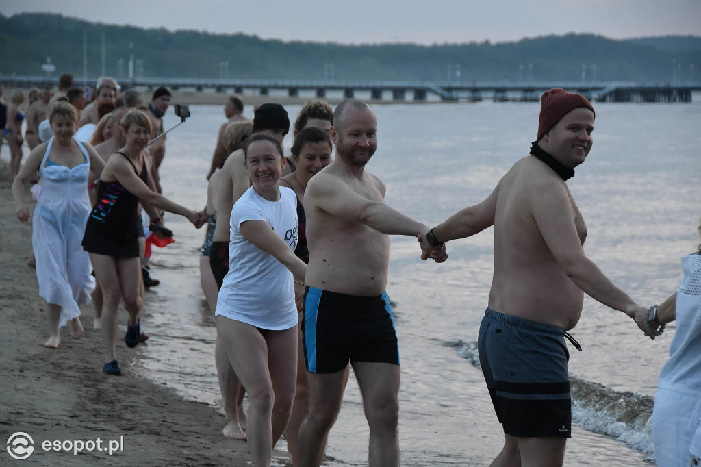 Sopot: Tysiąc Aniołów weszło do morza o wschodzie słońca! Zebrano 49 tys. zł [FOTO/WIDEO]
