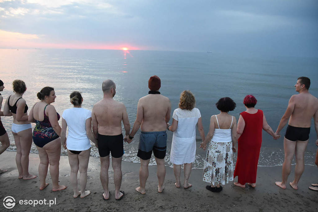 Sopot: Tysiąc Aniołów weszło do morza o wschodzie słońca! Zebrano 49 tys. zł [FOTO/WIDEO]