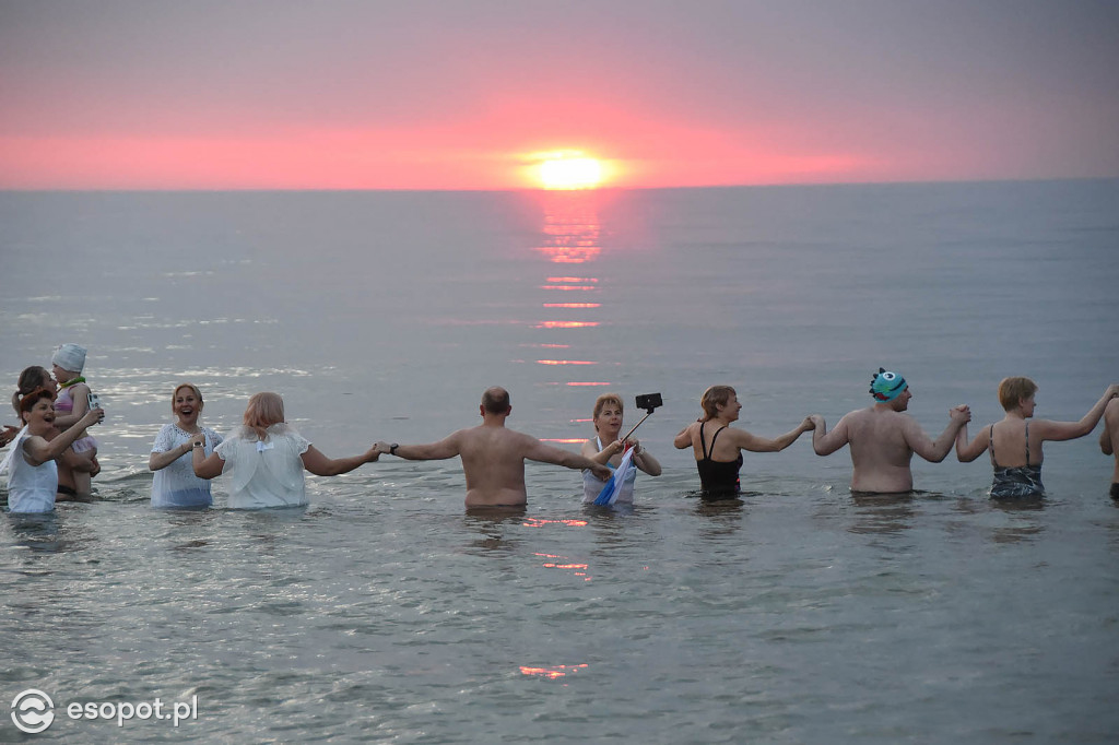 Sopot: Tysiąc Aniołów weszło do morza o wschodzie słońca! Zebrano 49 tys. zł [FOTO/WIDEO]
