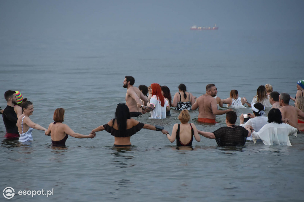Sopot: Tysiąc Aniołów weszło do morza o wschodzie słońca! Zebrano 49 tys. zł [FOTO/WIDEO]