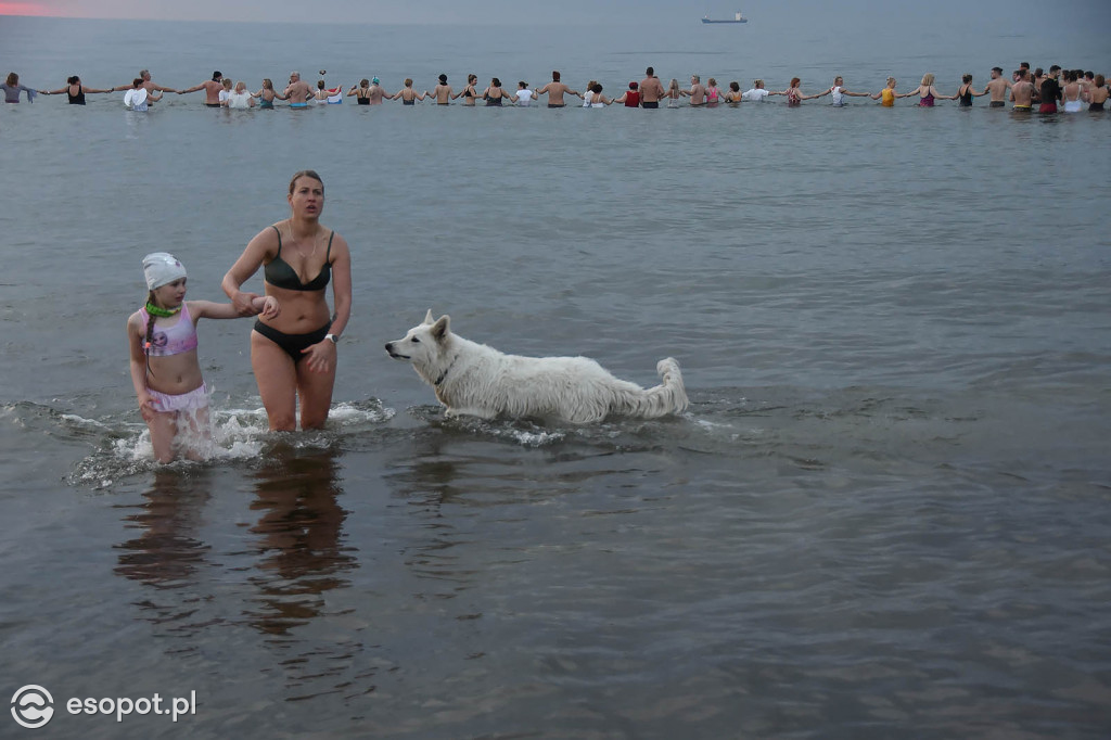 Sopot: Tysiąc Aniołów weszło do morza o wschodzie słońca! Zebrano 49 tys. zł [FOTO/WIDEO]