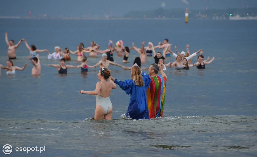 Sopot: Tysiąc Aniołów weszło do morza o wschodzie słońca! Zebrano 49 tys. zł [FOTO/WIDEO]
