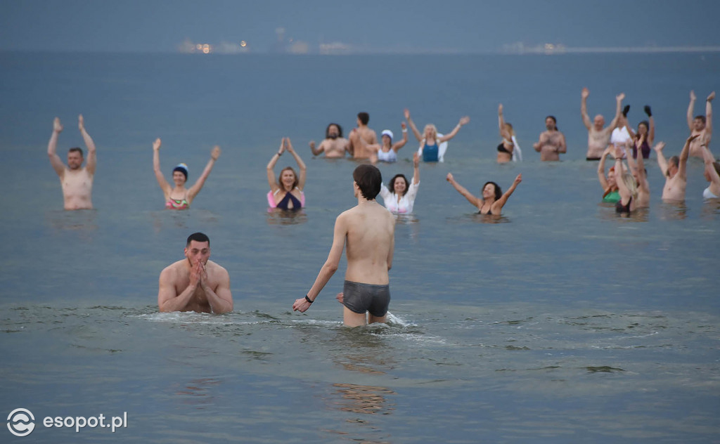 Sopot: Tysiąc Aniołów weszło do morza o wschodzie słońca! Zebrano 49 tys. zł [FOTO/WIDEO]